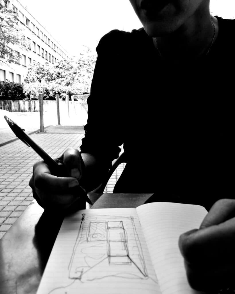 Espacio luminoso con acabados en madera natural y detalles metálicos, creando una atmósfera elegante y acogedora.