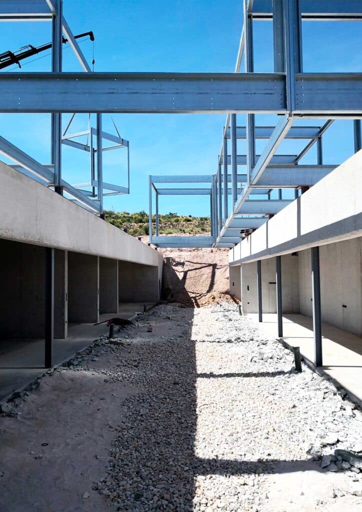 Proceso de construcción que captura la interacción entre estructura metálica y materiales innovadores, con enfoque en el diseño funcional.