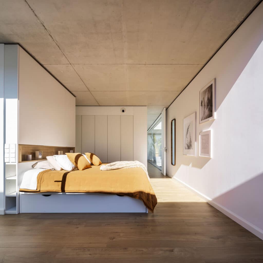 Interior armonioso que combina mobiliario funcional y estética refinada, creando un ambiente acogedor y sofisticado