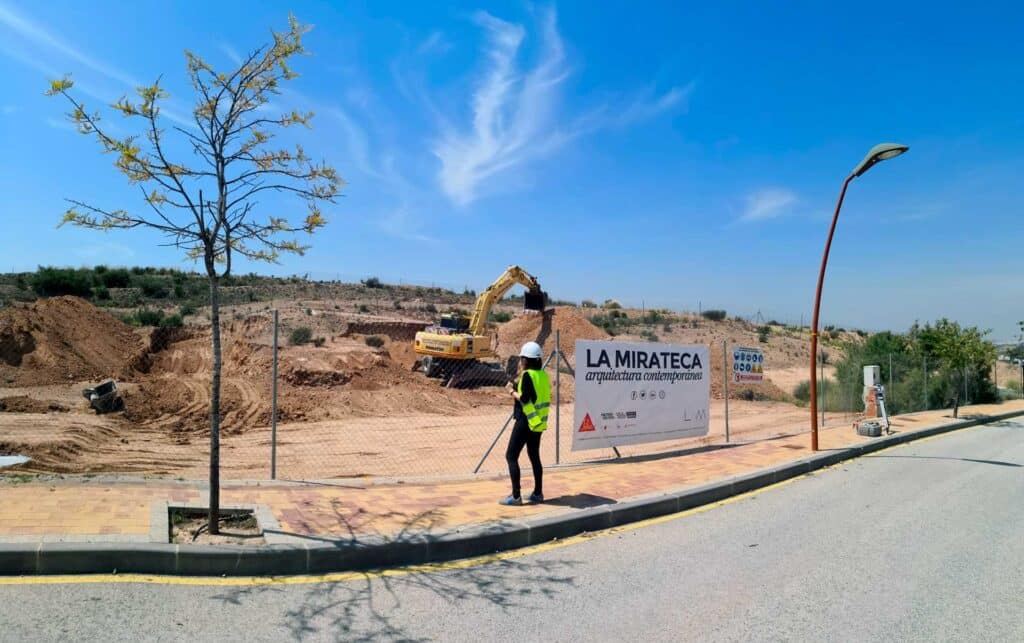 Vista de un espacio interior con acabados modernos y mobiliario de diseño, donde se integran elegancia y funcionalidad en un entorno luminoso.