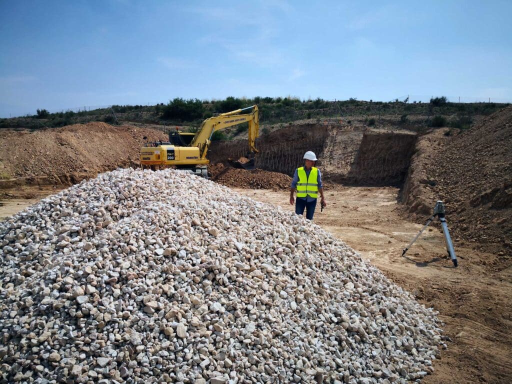 Vista aérea de una construcción que integra el paisaje natural, con formas orgánicas y materiales que dialogan con el entorno.