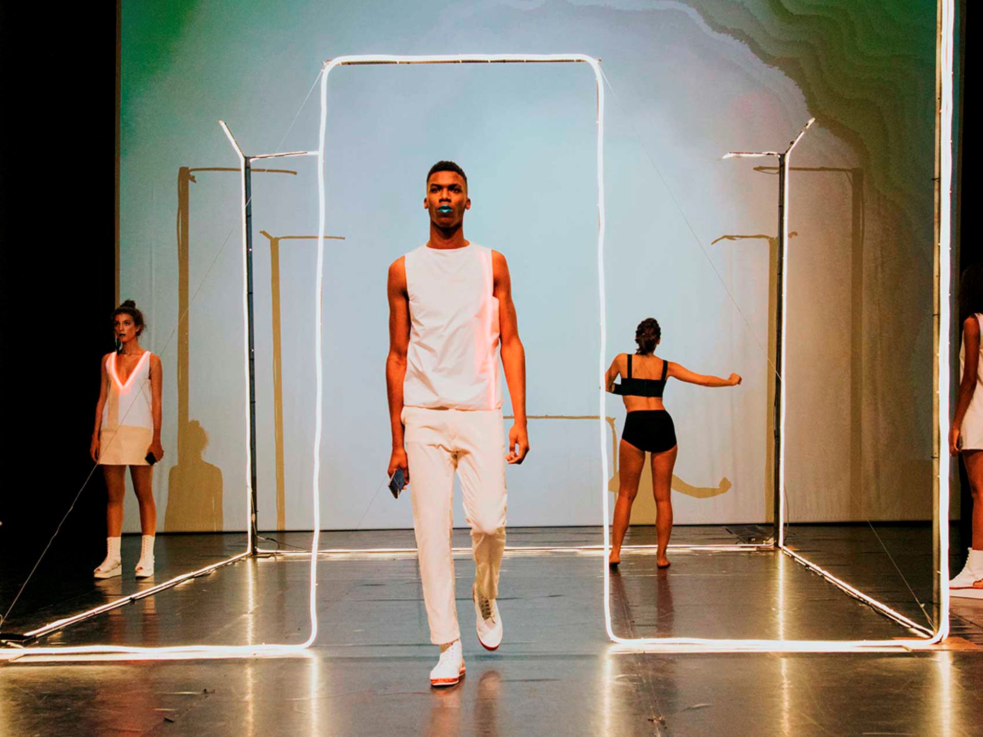 Casa Quantum, donde la arquitectura vanguardista se encuentra con la eficiencia energética, destacando por su diseño geométrico y uso de vidrio.