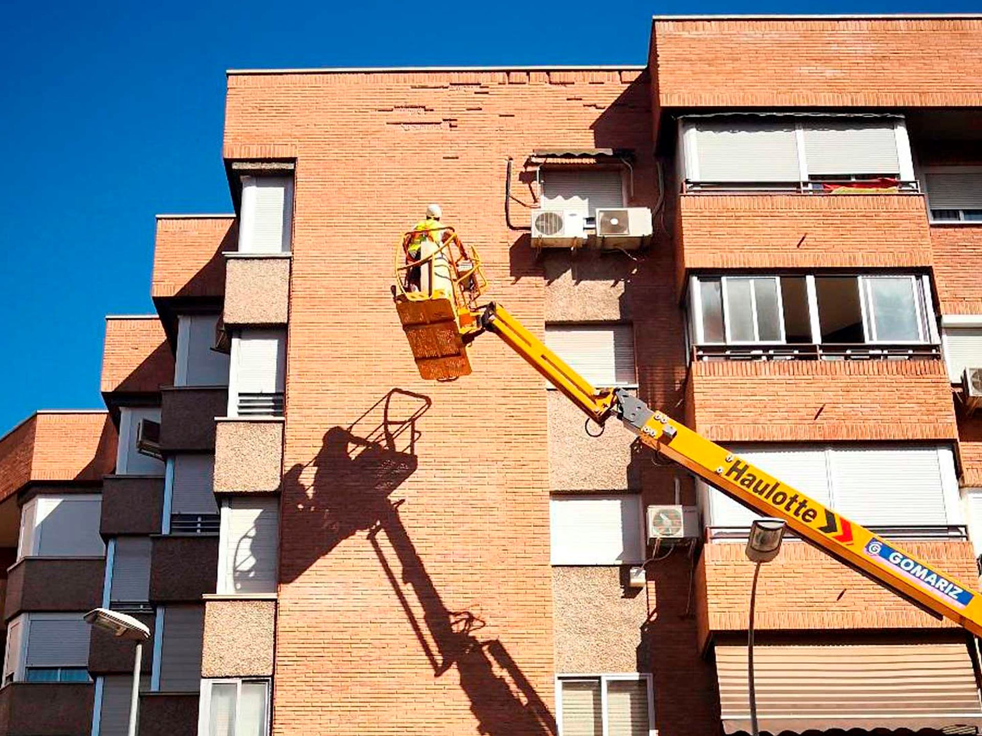Proyecto de restauración de la fachada Floridablanca, revitalizando detalles arquitectónicos clásicos con un enfoque moderno y funcional.